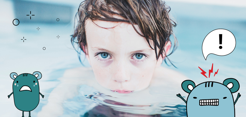 Nærbilde av et barn i et basseng, med grafiske figurer.