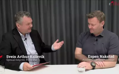 Svein Arthur Kallevik, spesialrådgiver fra RVTS Øst, og Espen Nakstad, assisterende helsedirektør, diskuterer temaet krise i en ny TV-kanal.